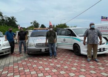 TENGKU Harith Tengku Aziz (tiga dari kiri) bersama van jenazah dan ahli THTV di Kampung Wakaf Raja, Pasir Puteh, Kelantan, semalam. - UTUSAN/TOREK SULONG