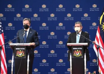ANTONY Blinken (kiri) dalam sidang akhbar bersama Saifuddin Abdullah di Wisma Putra, Putrajaya hari ini. – IHSAN WISMA PUTRA