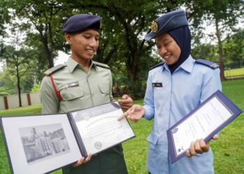 PELAJAR Universiti Pertahanan Nasional Malaysia (UPNM) yang berjaya mengikuti pengajian ketenteraan di Akademi Tentera Amerika Syarikat, Kadet Muhammad Faidh Izzuddin Mat Sahari dan Kadet Ummi Annur Syahmina Sohaini. - UTUSAN/SHIDDIEQIIN ZON