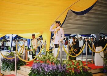 TENGKU HASSANAL IBRAHIM ALAM SHAH Al-Sultan Abdullah Ri’ayatuddin Al-Mustafa Billah Shah (tengah) menyempurnakan Istiadat Pembukaan Mesyuarat Pertama Penggal Kedua Dewan Undangan Negeri (DUN) Pahang Ke-15 di Wisma Sri Pahang di Kuantan, Pahang.