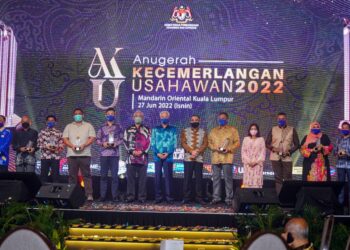 ISMAIL Sabri Yaakob (tengah) bersama Menteri Pembangunan Usahawan dan Koperasi, Tan Sri Noh Omar (enam dari kiri) bergambar bersama para penerima anugerah pada Majlis Anugerah Kecemerlangan Usahawan Tahun 2022 di Kuala Lumpur. - UTUSAN/FARIZ RUSADIO