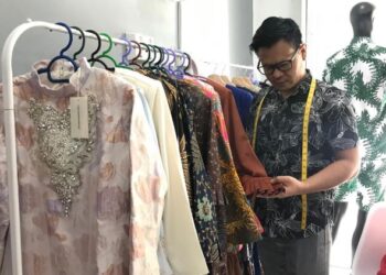 MOHD. Azuan Abdul Rashid memanfaatkan kemahiran menjahit untuk menjadi seorang usahawan jahitan ternama di Gua Musang. - UTUSAN/AIMUNI TUAN LAH
