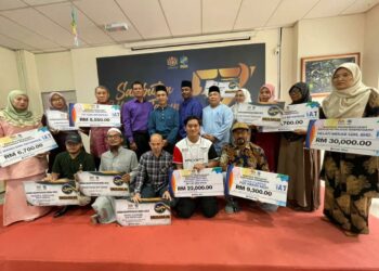 ABDUL Rashid Bahri (berdiri, lima dari kiri) bersama usahawan yang menerima bantuan pada Program Penyerahan Bantuan Peralatan Sokongan Pemasaran Usahawan Negeri Terengganu di Kuala Terengganu, hari ini. - UTUSAN/KAMALIZA KAMARUDDIN 