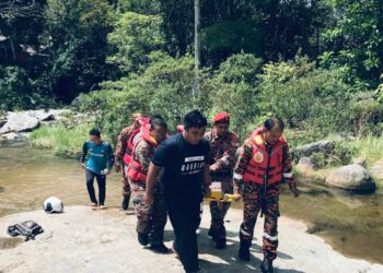 ANGGOTA bomba mengangkat mayat pelajar USAS yang dipercayai mati lemas di air terjun Batu Hampar dekat Kuala Kangsar. - UTUSAN