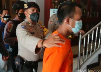 SUSPEK yang juga seorang ustaz ditahan selepas mencabul 34 pelajar perempuan. - AGENSI