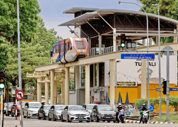 MONOREL Melaka di Persimpangan Jalan Tun Ali berdekatan Kampung Morten, Melaka, kini terbiar sejak sektor pelancongan terjejas akibat Covid-19. - UTUSAN/RASUL AZLI SAMAD