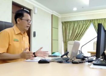 AHMAD Bashawir Abdul Ghani berinteraksi dengan penuntut baharu pada Minggu Suai Kenal  secara dalam talian di UUM, Sintok, Kubang Pasu, Kedah, hari ini.
