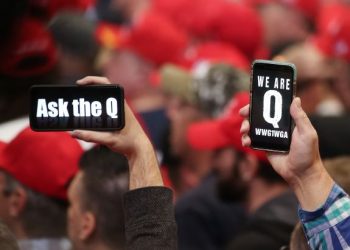 PARA penyokong Trump memegang telefon dengan skrin yang tertera 'tanya Q' yang merujuk kepada kumpulan teori konspirasi QAnon dalam satu demonstrasi di Las Vegas. - AFP