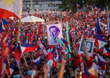 PENYOKONG Ferdinand Marcos Jr berhimpun dan bersorak ketika minggu kempen terakhir sebelum pengundian di Manila, Filipina. - AFP