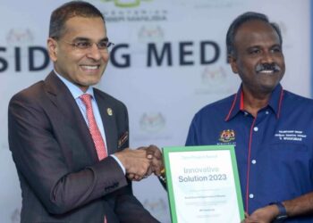 V. SIVAKUMAR bersama Ketua Eksekutif Perkeso, Datuk Seri Dr. Mohammed Azman Aziz Mohammed menunjukkan sijil pengiktirafan antabangsa Zero Project Award di Cyberview Resort and Spa, Cyberjaya, hari ini. - FOTO/FAISOL MUSTAFA