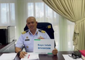 MUHAMMAD Suffi Mohd. Ramli mendahului senarai penerima vaksin Covid-19 dalam kalangan (Maritim Malaysia Terengganu di Klinik Kesihatan Manir, Kuala Terengganu, hari ini.