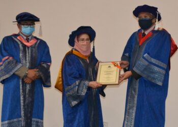 MOHAMED Ridza Wahiddin menyerahkan sijil penghargaan kepada Che Llina Che Isahak dalam Program Syarahan Perdana bertajuk 'Adult Immunisation: From Research To National Policy' di Dewan Auditorium, Fakulti Perubatan dan Sains Kesihatan, USIM, Nilai, Seremban hari ini.-UTUSAN/ZAKKINA WATI AHMAD TARMIZI