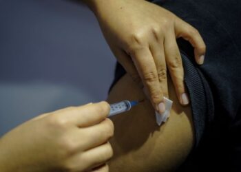 SATU ciapan di Twitter yang tular berkaitan kenyataan seorang lelaki yang juga penerima vaksin nyaris disuntik dengan vaksin kosong. - GAMBAR HIASAN