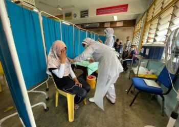 SEORANG remaja menerima vaksin dalam Majlis Pelancaran PICK Kids di Lobi HRPZ II di Kota Bharu, Kelantan semalam. – UTUSAN/ZULHANIFA SIDEK