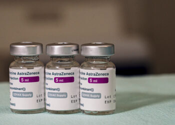 VAKSIN AstraZeneca yang diberikan pada Program Imunisasi Covid-19 Kebangsaan (PICK). - UTUSAN/SHIDDIEQIIN ZON