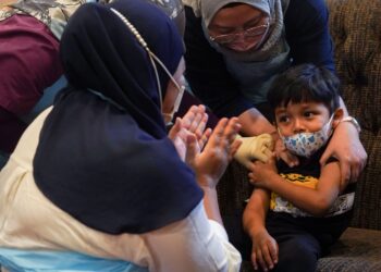 WALAUPUN kanak-kanak autisme tidak suka dipegang tetapi mereka suka dipeluk. – UTUSAN/SHIDDIEQIIN ZON