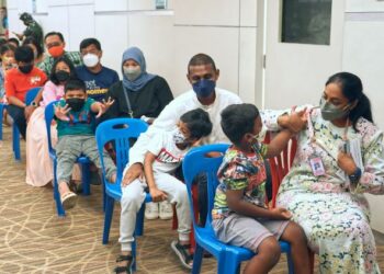 RAMAI yang mahu kerajaan menekankan aspek mendisiplinkan rakyat terutama tentang pengambilan vaksin dan pematuhan SOP daripada mengadakan semula PKP. - UTUSAN/MOHD IQBAL ROSLI
