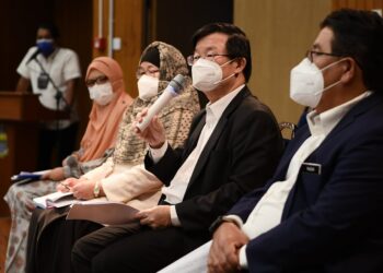 CHOW Kon Yeow dalam sidang akhbar berkenaan status terkini kes jangkitan Covid-19 di Kompleks Tun Abdul Razak (Komtar), Georgetown, Pulau Pinang hari ini.