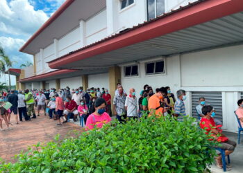 WARGA emas beratur menunggu giliran  menerima suntikan vaksin secara walk-in di sebuah PPV awam, Taiping semalam. 
– MEDIA SOSIAL