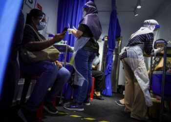 Sejak pandemik Covid-19 menyerang, kita berhadapan pelbagai ujian dan cabaran di samping ‘dipaksa’ berkorban dalam segala aspek kehidupan seharian. – UTUSAN/SHIDDIEQIIN ZON