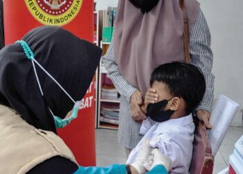 INDONESIA adalah antara negara yang sudah memulakan vaksinasi Covid-19 untuk kanak-kanak bawah 12 tahun. – AFP