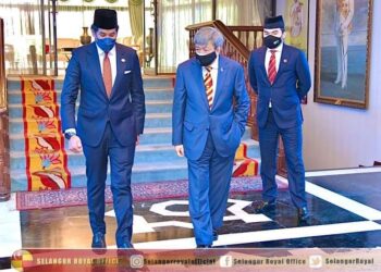 SULTAN Sharafuddin Idris Shah dan Tengku Amir Shah berkenan menerima menghadap Khairy Jamaludin Abu Bakar di Istana Bukit Kayangan di Shah Alam, Selangor hari ini.