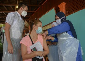NOR Azimi Yunus menyuntik vaksin Covid-19 kepada antara 14 warga asing dalam program Outreach Vaksinasi Covid-19 di Pulau Kapas di Marang, Terengganu hari ini. - PUQTRA HAIRRY ROSLI