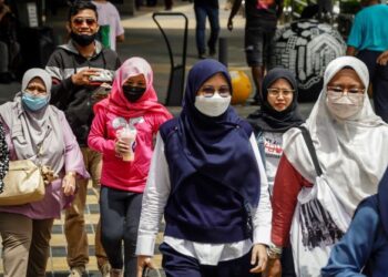 Tinjauan di beberapa tempat di Kuala Lumpur, semalam menunjukkan masih terdapat warga kota yang tidak mematuhi prosedur operasi standard (SOP) di tempat-tempat awam. – UTUSAN/FARIZ RUSADIO