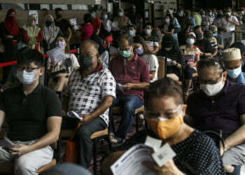 Orang ramai menunggu giliran mendapatkan vaksin di Pusat Pemberian Vaksin (PPV), Pusat Konvensyen Ideal (IDCC) Shah Alam, semalam. – UTUSAN/ZULFADHLI ZAKI