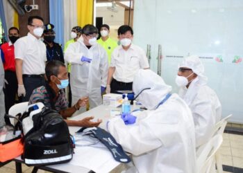 CHOW Kon Yeow sewaktu meninjau proses pemberian vaksin Covid-19 di salah sebuah PPV di Pulau Pinang.