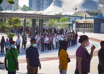 Warga asing  patuh SOP semasa mencuba nasib untuk mendapat suntikan vaksin di PPVIN Stadium Nasional Bukit Jalil semalam.