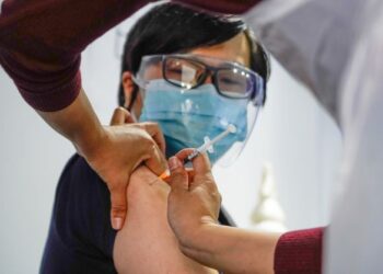 ORANG awam mendapatkan vaksin dalam Program Vaksinasi Bergerak anjuran Wilayah Prihatin di PPR Perkasa, Kuala Lumpur, baru-baru ini.- GAMBAR HIASAN/UTUSAN