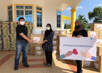 PENGURUS Bahagian Penyelenggaraan Vale Malaysia Minerals Sdn. Bhd., Mohd. Faizal Abdul Hadi
menyampaikan kotak makanan kepada Junea Maharadzi di Taman Desa Bayu di Lumut, baru-baru ini.