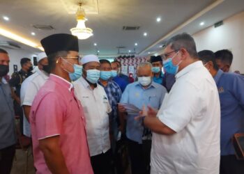 SAIFUDDIN Abdullah (kanan) berbual bersama tetamu yang hadir pada Program Malaysia Prihatin di Jerantut, Pahang hari ini.