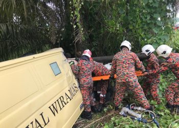 ANGGOTA bomba mengeluarkan mangsa daripada van keselamatan yang terbabas di Jalan Johor Bahru-Mersing menghala ke Bukit Samsu, Kota Tinggi hari ini.