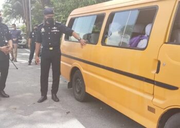 OPERASI bas sekolah haram yang dijalankan  JPJ Negeri Sembilan di Seremban, Negeri Sembilan,  hari ini.- UTUSAN/NOR SHAFAWATI YUP