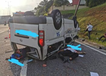 KEADAAN van dinaiki sembilan penumpang warganegara Nepal yang bekerja sebagai pengawal keselamatan selepas kemalangan di Jalan Stulang Laut, Johor Bahru, Johor. - FOTO/RAJA JAAFAR ALI