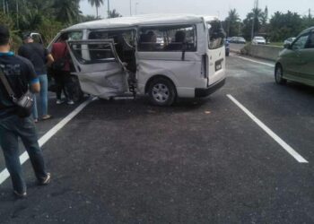 VAN dinaiki dua anggota polis dan tiga suspek kes dadah dari IPD Sabak Bernam terlibat dalam kemalangan di Kilometer 60 Jalan Teluk Intan-Klang, Selangor.