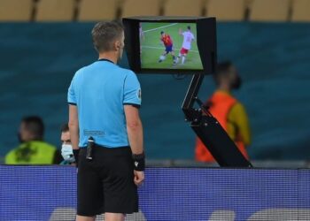 PENGADIL Itali, Daniele Orsato memeriksa VAR sebelum memberikan penalti semasa perlawanan bola sepak Kumpulan E antara Sepanyol dan Poland baru-baru ini. - AFP