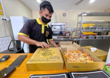 RESTORAN AbePizza kekalkan kaedah berniaga secara pandu lalu dan tempahan dalam talian di Pasir Puteh, Kelantan. - UTUSAN/TOREK SULONG
