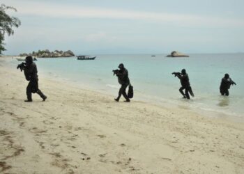 ANGGOTA-ANGGOTA VAT 69 menunjukkan kemahiran menggempur lokasi musuh dalam latihan Selam Ranjau VAT 69 di Pulau Perhentian, Terengganu, baru-baru ini.