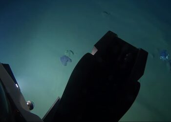 RAKAMAN imej sampah yang dijumpai semasa penerokaan ke dasar laut dalam di Jurang Filipina. - VEROLA MEDIA