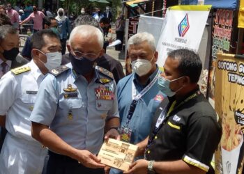 AFFENDI Buang melawat Ekspo Usahawan Veteran TLDM di Malakat Mall, Cyberjaya, hari ini. - UTUSAN/AMREE AHMAD