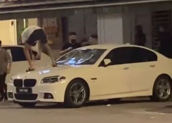 PAPARAN video menunjukkan beberapa lelaki memecahkan cermin kereta dan merusuh di Sri Petaling pada 27 Jun lalu.