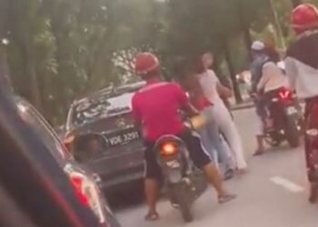 TANGKAP layar menunjukkan kekecohan sekumpulan individu di Setapak.