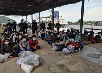 SEBAHAGIAN nelayan warga Vietnam yang ditahan dalam Operasi Kuda Laut di perairan pantai timur menunggu untuk saringan Covid-19 di Jeti Zon Maritim Kemaman, Kemaman, Terengganu hari ini.