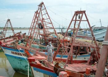 BOT nelayan Vietnam yang ditahan Maritim Malaysia ditempatkan di Jeti Maritim Malaysia Kuala Terengganu, semalam.
– UTUSAN/PUQTRA HAIRRY ROSLI