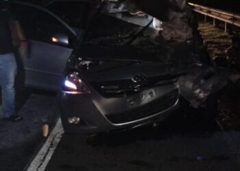 KEADAAN kereta jenis Toyota Vios yang remuk setelah berlanggar dengan lori sehingga mengakibatkan seorang penumpang maut di Kilometer 58, Lebuhraya Utara Selatan di Simpang Renggam, Kluang.