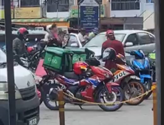 TANGKAP layar pergaduhan membabitkan penunggang motosikal dengan seorang pemandu kenderaan yang tular selepas kejadian pelanggaran di hadapan sebuah pusat beli-belah di Jalan Kampung Baru, Sungai Petani.