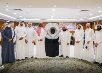 Syeikh Dr. Abdul Rahman al-Sudais (lima dari kanan) merasmikan 'Virtual Black Stone' yang diperkenalkan Agensi Ehwal Pameran dan Muzium Arab Saudi dengan kerjasama Universiti Umm al Qura, baru-baru ini. -MEDIA SOSIAL